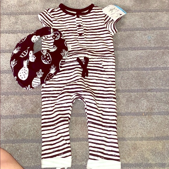 Brand new Baby romper with bib - Picture 1 of 1